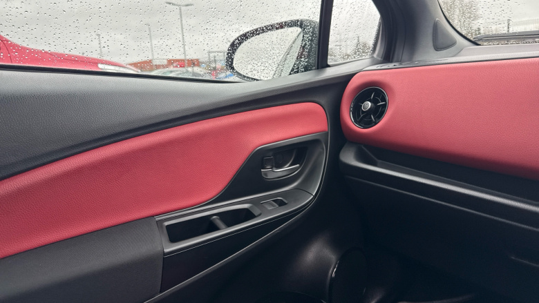 Toyota Yaris 1.5 VVT-i Blue Bi-tone 5dr Petrol Hatchback